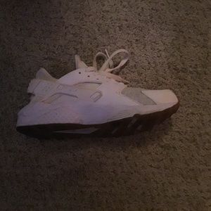 White Nike Air Huarache